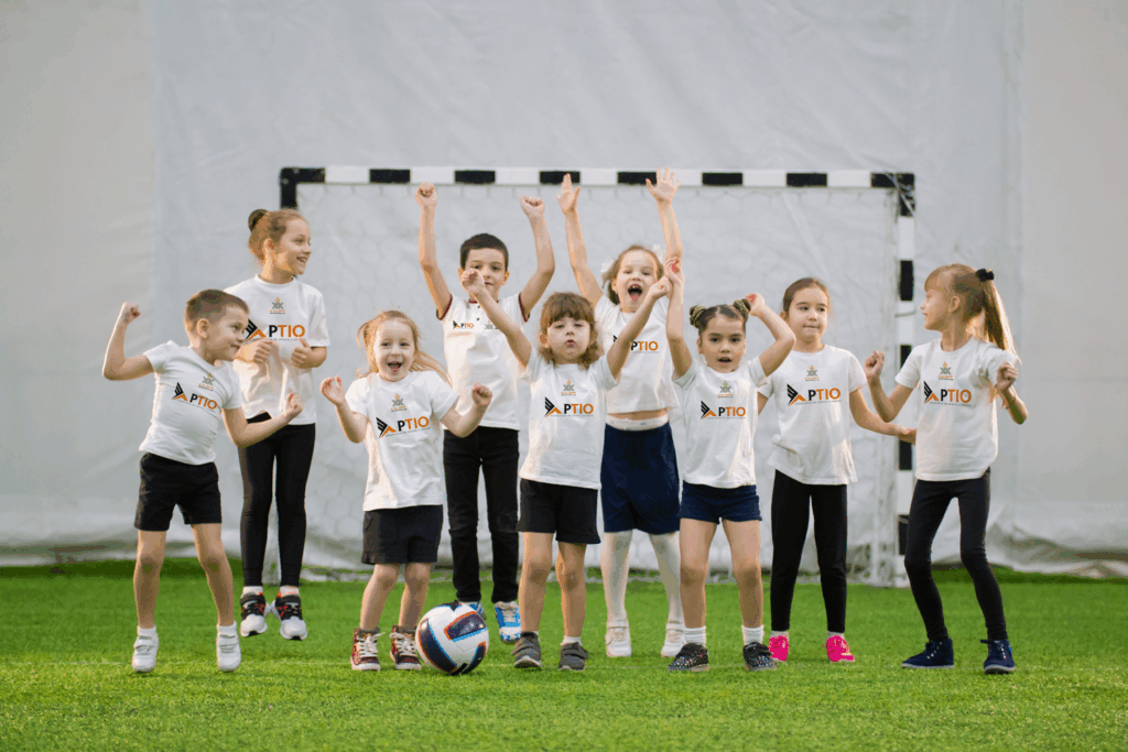 Entrenamiento infantil de Kaleff Sporting Club con actividades recreativas